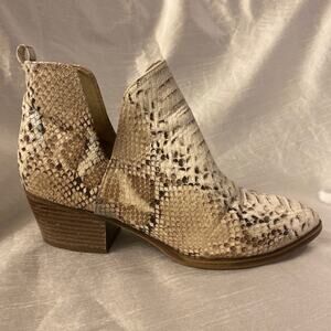 Chinese Laundry Snake Skin Cut Out Ankle Bootie Womens 9 White and Gray